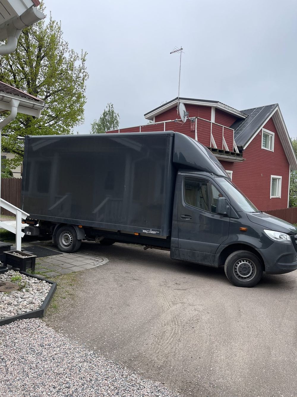 Lift & Unload Mercedes Sprinter pakettiauto suomalaisen omakotitalon pihalla - moving van at a Finnish home in the Helsinki capital region