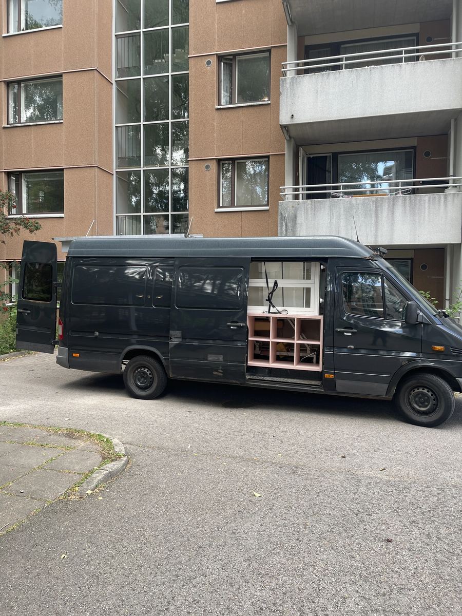 Lift & Unload muuttoauto lastattuna asiakkaan kalusteilla Uudellamaalla - Lift & Unload van loaded with a customer's furniture in the Helsinki area