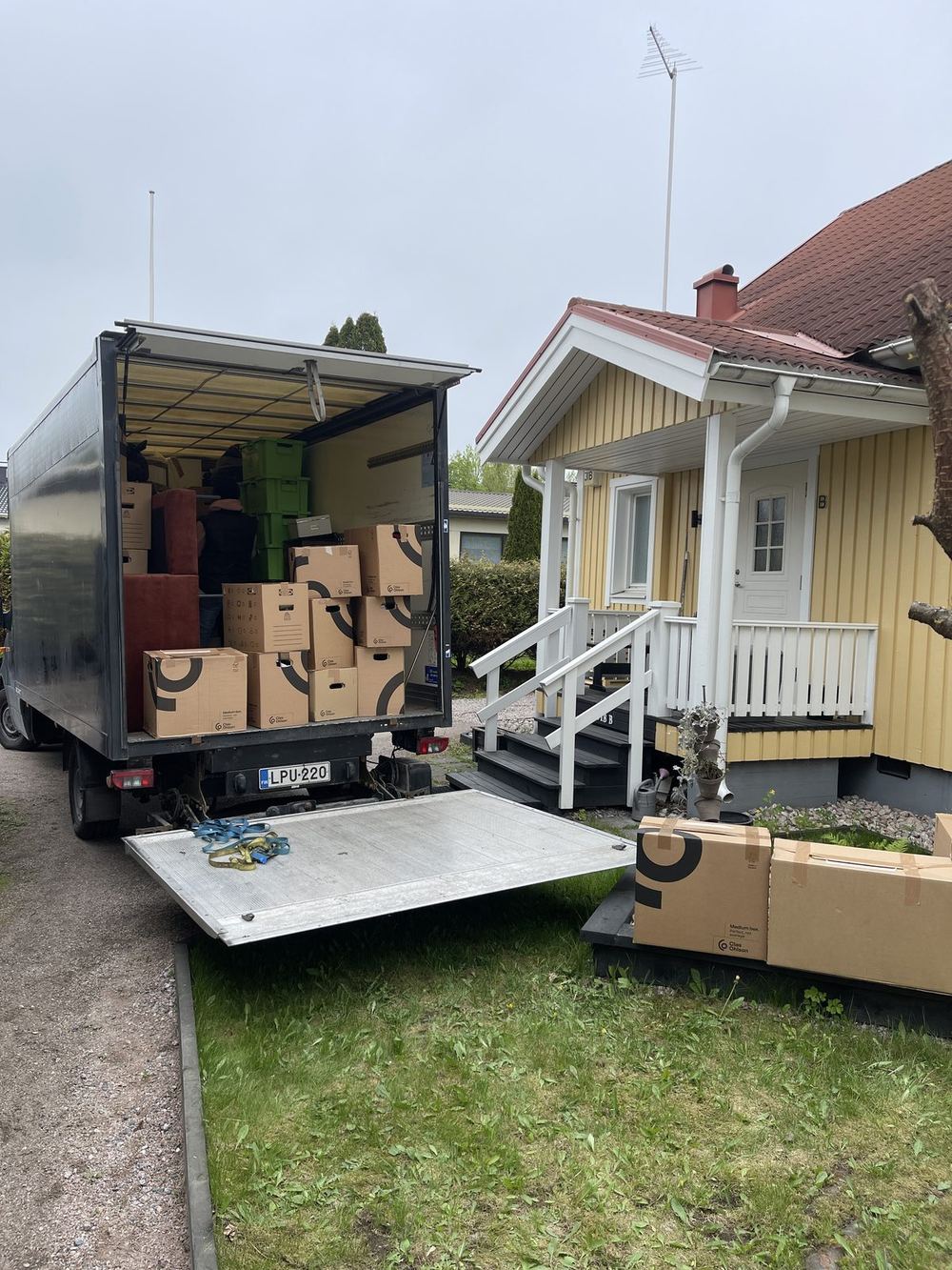 Lift & Unload muuttoauto lastattu laatikoilla suomalaisella pihalla - moving truck loaded with boxes at a Finnish home